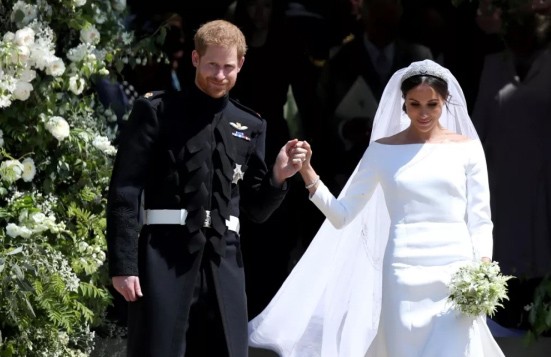 10英国王妃Meghan Markle选择法国时装屋Givenchy婚纱也引起热议.jpg