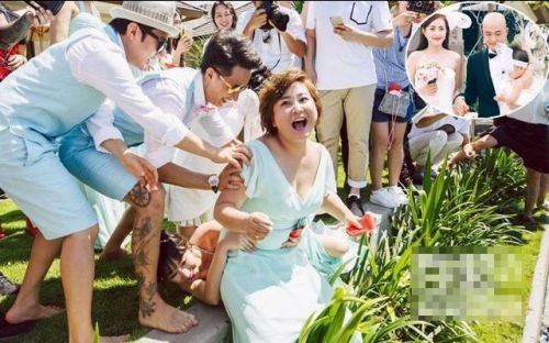 张靓颖婚礼伴娘刘亦菲抢镜 这些明星结婚了婚礼主角不是新娘