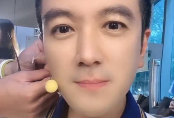 杨子后台偷拍黄圣依，看到多少人服务，这才是大牌明星该有的排面
