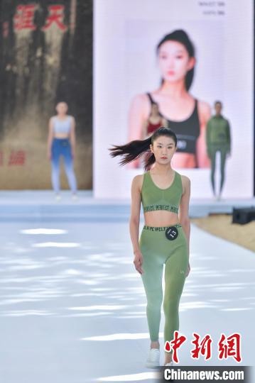 图为参赛选手进行“焕活运动”单元的展示。　骆云飞 摄