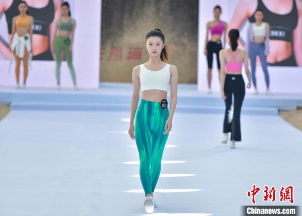 图为参赛选手进行“焕活运动”单元的展示。　骆云飞 摄