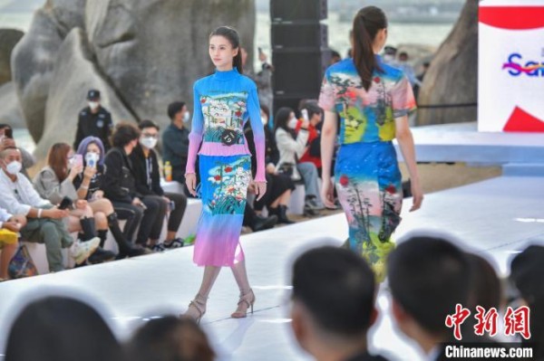 图为参赛选手进行“潮范国风”单元的展示。　骆云飞 摄