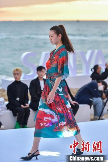 图为参赛选手进行“潮范国风”单元的展示。　骆云飞 摄