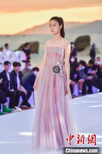 图为参赛选手进行“浪漫仙境”单元的展示。　骆云飞 摄