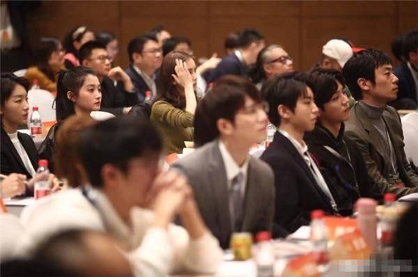 女明星开会也穿正装！杨幂一身黑，baby简约，关晓彤变相秀恩爱