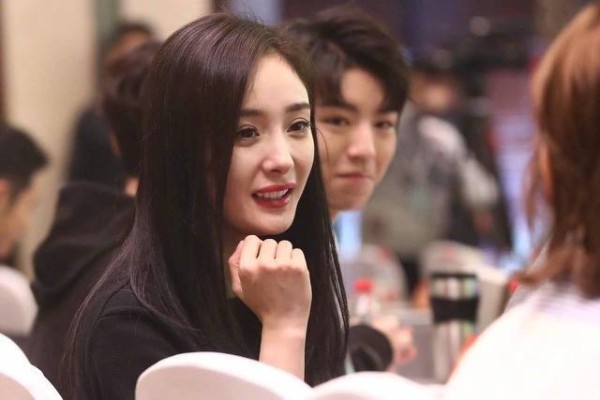 女明星开会也穿正装！杨幂一身黑，baby简约，关晓彤变相秀恩爱