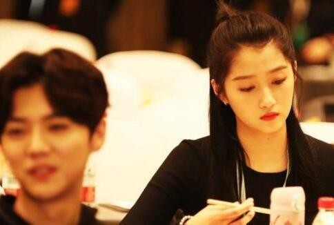 女明星开会也穿正装！杨幂一身黑，baby简约，关晓彤变相秀恩爱