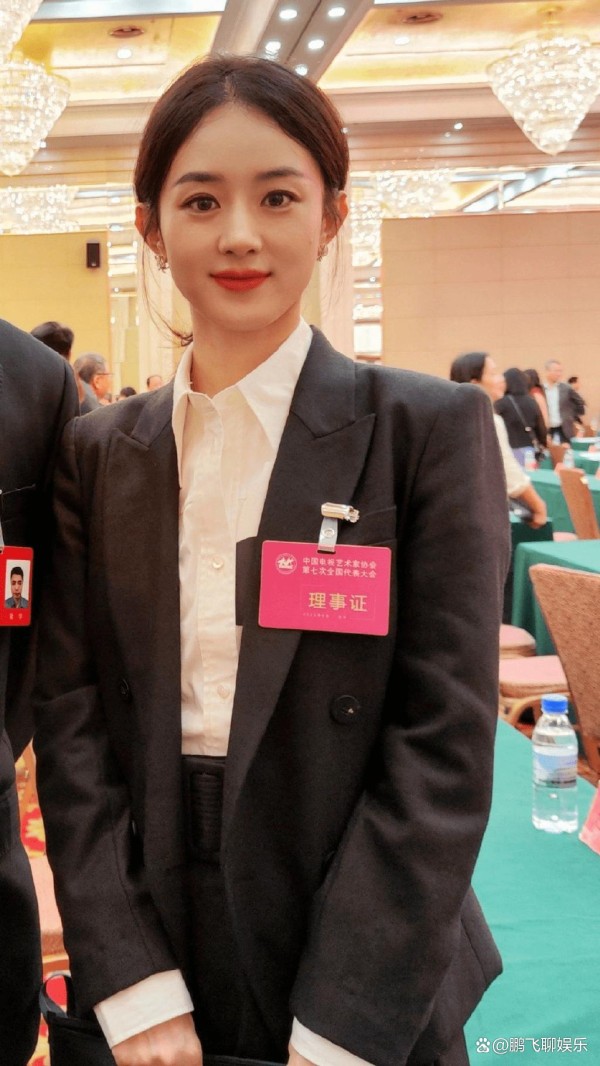 明星出席北京会议，优雅低调的魅力绽放