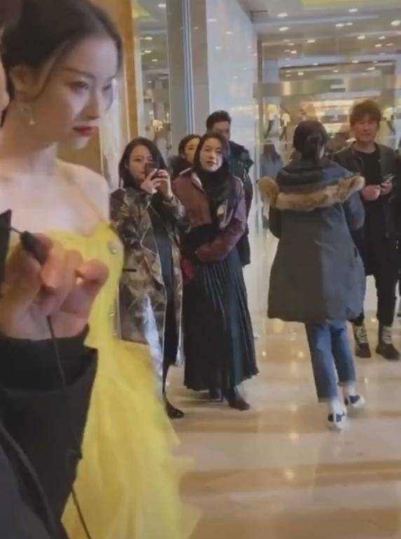 女明星春季走红毯有多煎熬？看到倪妮出发前的表情，过于真实了