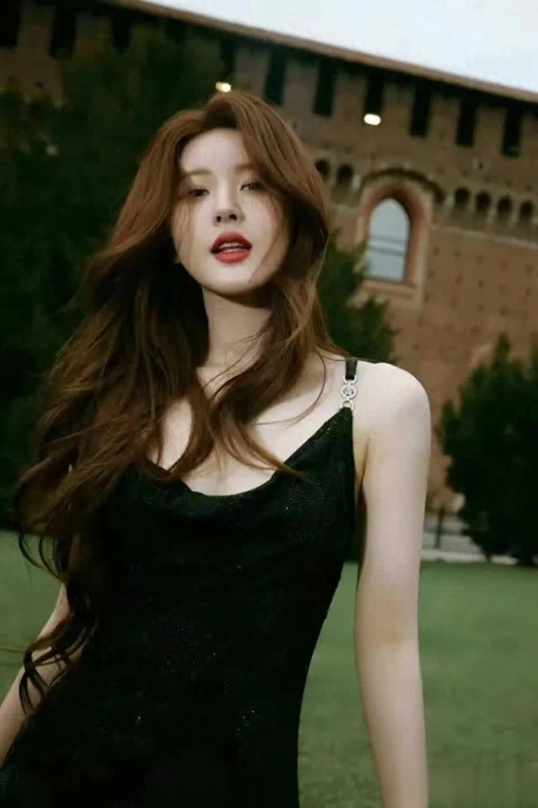 赵露思：夏日吊带连衣裙的清新女神