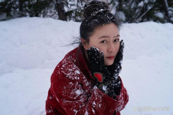 被田海蓉美到了，一袭红衣雪地漫步，高级时尚