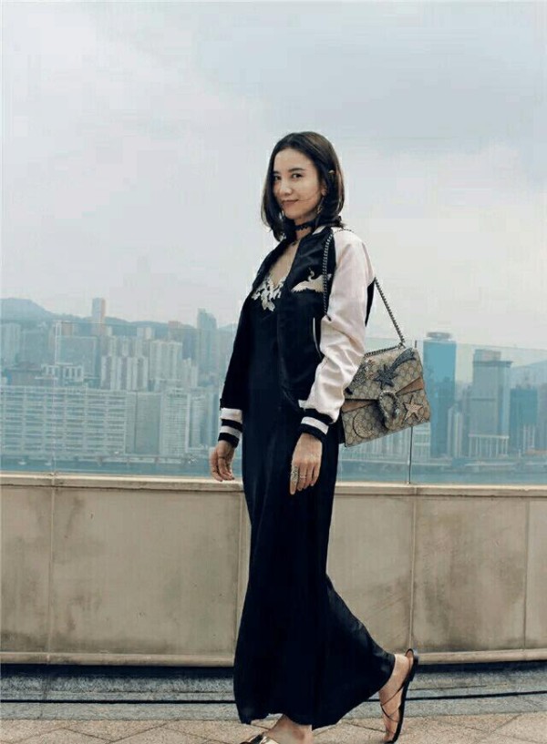 秋天有哪些必备的基础款? 看这些明星的私服就知道啦!
