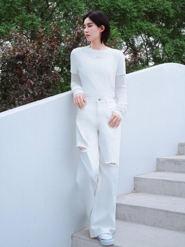 陆柯燃的夏季穿搭：从清新纯净的白色系到活力四射的运动风