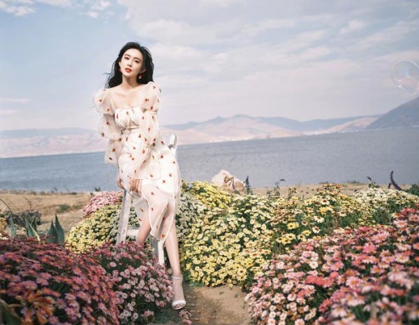 清凉夏日离不开仙女的清爽穿搭，快来看看女明星的夏日穿搭