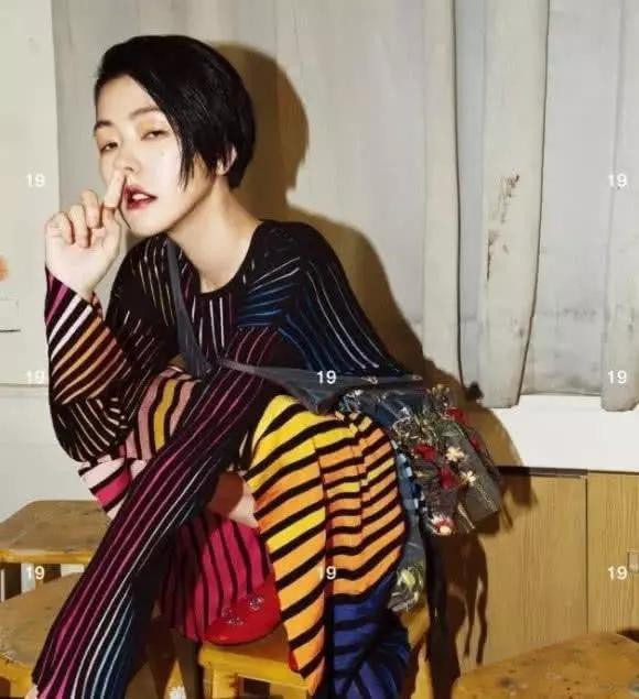 明星拍封面有多拼？小S挖鼻子，胡歌高抬腿，薛之谦才真的豁出去