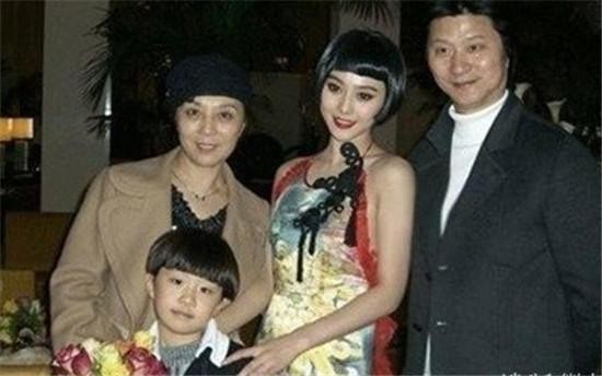 看范冰冰与弟弟的合影，谁更像她们的父亲？