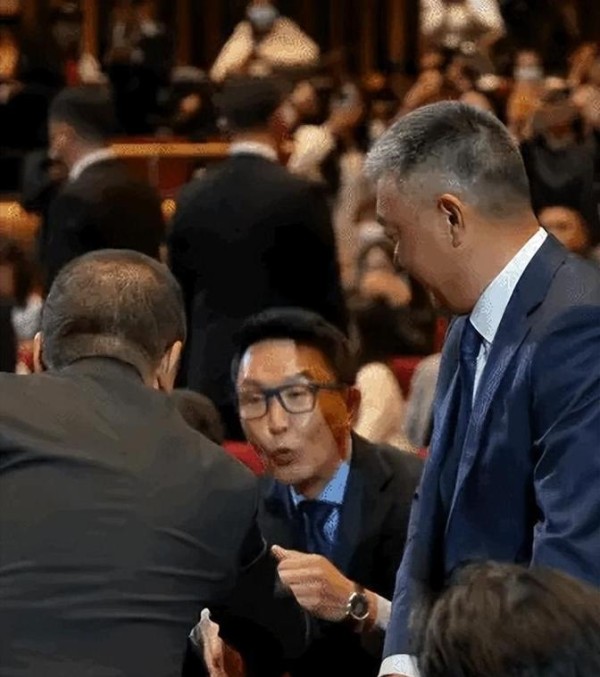 同样握手问候，把李雪健、陈建斌和陈凯歌放在一起看，高下立判