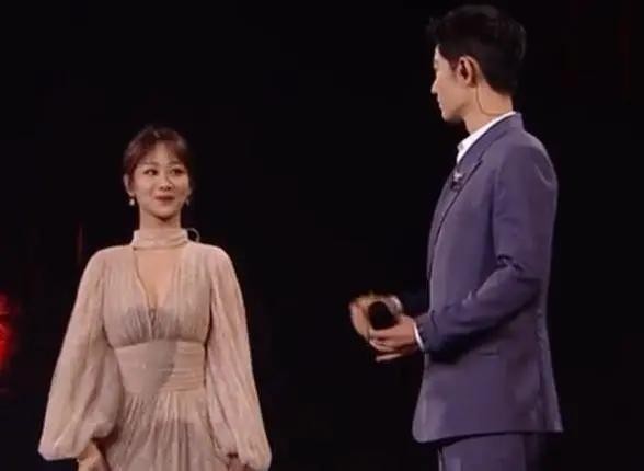 杨洋和迪丽热巴，肖战和杨紫，娱乐圈巅峰对决！星光大赏太过瘾