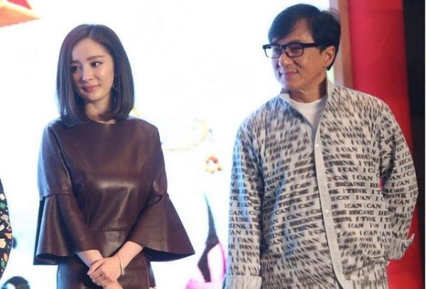 杨幂整容前的样子,杨幂整容前后(杨幂刚出道时照片) 本文共(5729字)