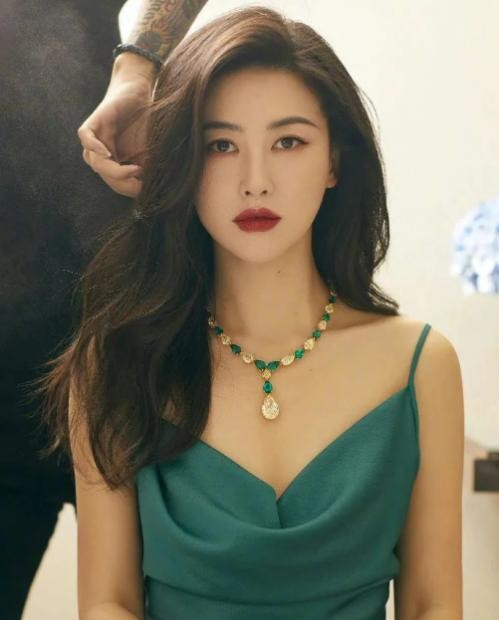 颜值与实力并存，盘点玫瑰系御姐朱珠张俪倪妮等实力派演员