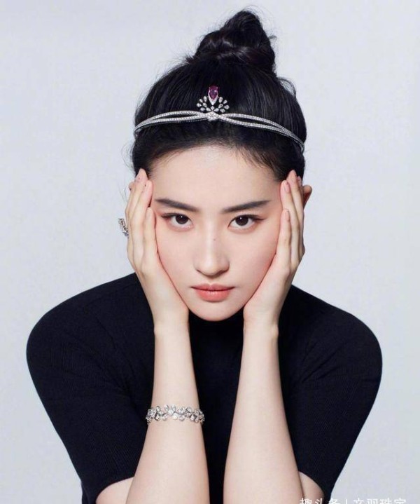 看杨幂、戚薇、宋茜等明星，首饰与服装搭配技巧，时尚减龄很简单