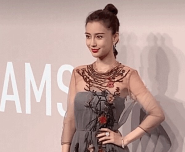 杨颖<a style='color:#f10404;' href='https://www.mingxing.cc/tags-502.html ' target='_blank'>赵丽颖</a>参加品牌秀<strong></p> <p><a style='color:#f10404;' href='https://www.mingxing.cc/tags-502.html ' target='_blank'>赵丽颖</a></strong>，无美颜滤镜生图曝出，气质差距一目了然