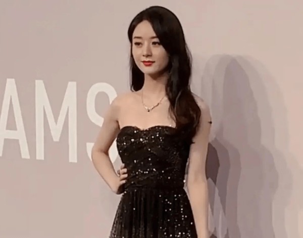 杨颖<a style='color:#f10404;' href='https://www.mingxing.cc/tags-502.html ' target='_blank'>赵丽颖</a>参加品牌秀<strong></p> <p><a style='color:#f10404;' href='https://www.mingxing.cc/tags-502.html ' target='_blank'>赵丽颖</a></strong>，无美颜滤镜生图曝出，气质差距一目了然