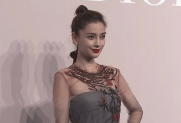 杨颖<a style='color:#f10404;' href='https://www.mingxing.cc/tags-502.html ' target='_blank'>赵丽颖</a>参加品牌秀<strong></p> <p><a style='color:#f10404;' href='https://www.mingxing.cc/tags-502.html ' target='_blank'>赵丽颖</a></strong>，无美颜滤镜生图曝出，气质差距一目了然