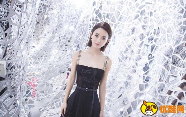 赵丽颖亮相头排秀场穿了什么 赵丽颖巴黎时装周礼服什么牌子