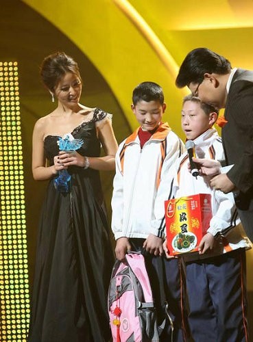 2009新娱乐慈善群星会林心如获慈善大奖