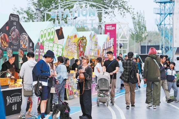 第十五届北京国际电影节期间，位于郎园Station的电影市集每天迎来大批市民、影迷。