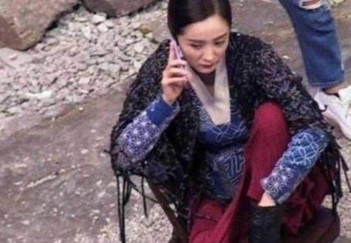 明星片场休息：林更新打游戏，杨颖抽烟，胡歌搞怪，她却在抠脚