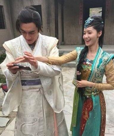 明星片场休息：林更新打游戏，杨颖抽烟，胡歌搞怪，她却在抠脚