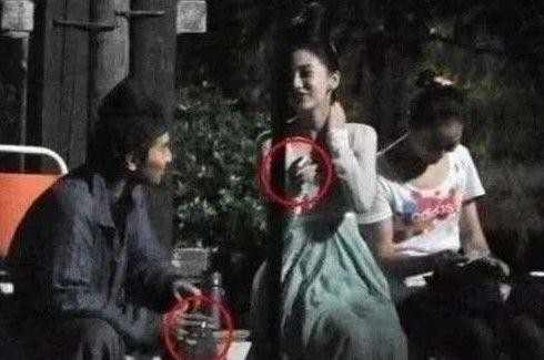 明星片场休息：林更新打游戏，杨颖抽烟，胡歌搞怪，她却在抠脚