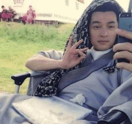 明星片场休息：林更新打游戏，杨颖抽烟，胡歌搞怪，她却在抠脚