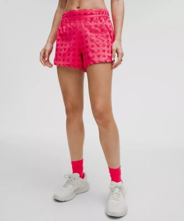 lululemon驚喜聯名迪士尼！米奇、米妮化身廣告片主角，可愛圖案t恤、瑜珈服這裡能入手