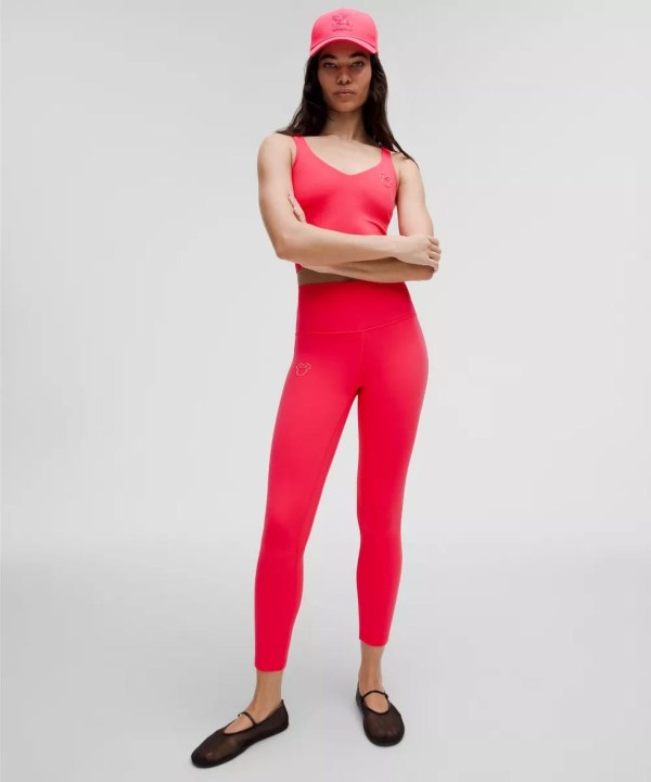 lululemon驚喜聯名迪士尼！米奇、米妮化身廣告片主角，可愛圖案t恤、瑜珈服這裡能入手