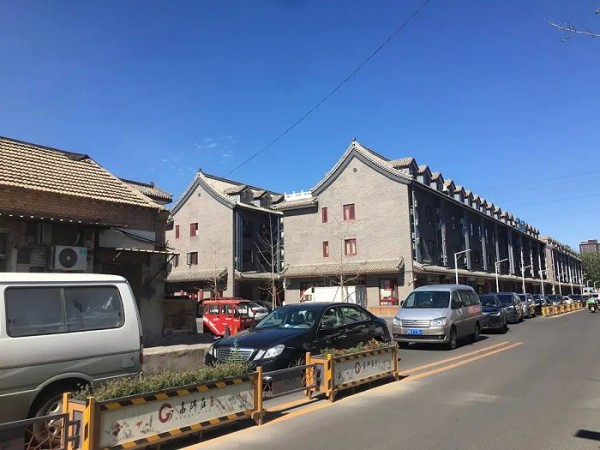 高碑店文化产业园门口车辆排队摄/深燃