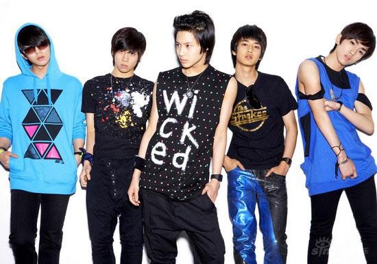 SM公司打造新星五人帅男组合SHINee出道(附图)