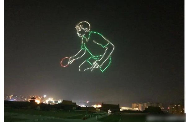 粉丝生日应援，用无人机为偶像点亮夜空，网友直呼：太牛了！