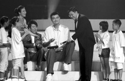 世博全明星公益盛典 姚明弹生日歌郎朗打篮球
