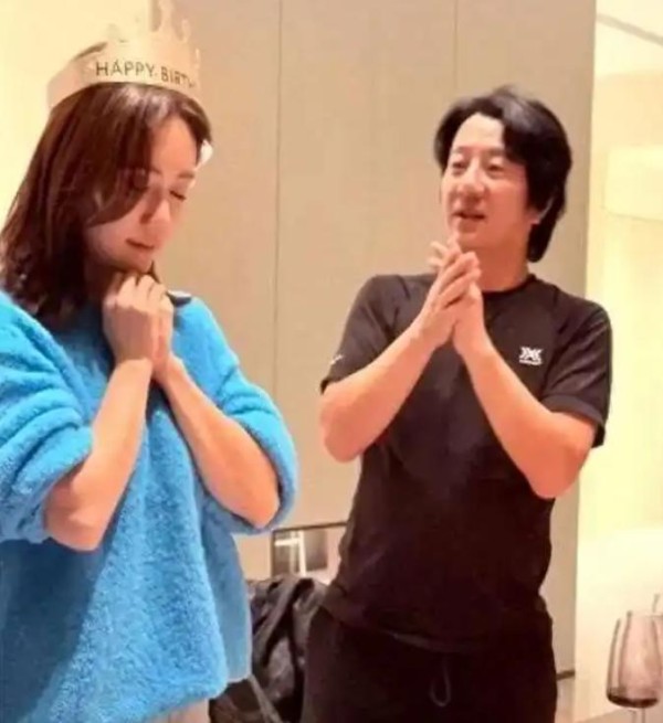 42岁刘芸生日派对好热闹，8位女星同框比美，黄圣依笑容甜美！
