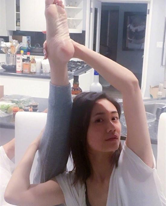 刘芸生日应采儿晒姐妹同框照送祝福, 两条高举大长腿傻傻分不清!