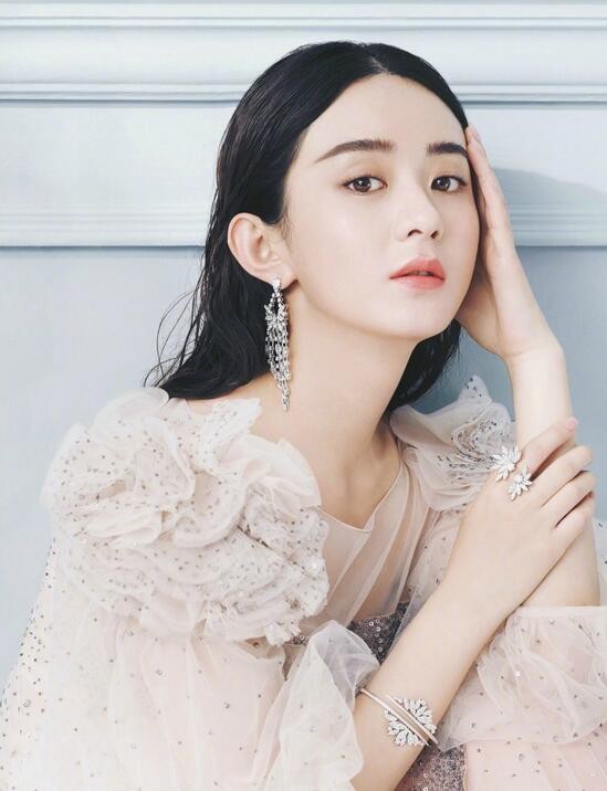 “灰姑娘”赵丽颖，现代装散发娴静气质