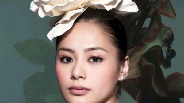 再爆！娱乐圈“烂桃花”频现，顶级美女如何避免坎坷？