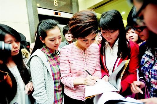 楚天金报讯 图为：做客本报“明星全接触”，许戈辉尽显知性女主播气质