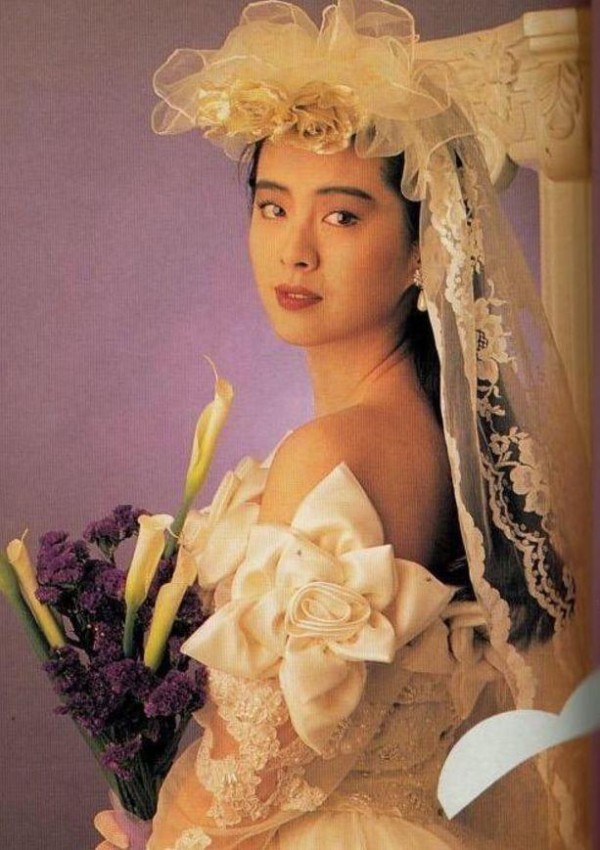 穿婚纱的女明星，杨颖的婚纱价值100多万，却不及王祖贤惊艳！