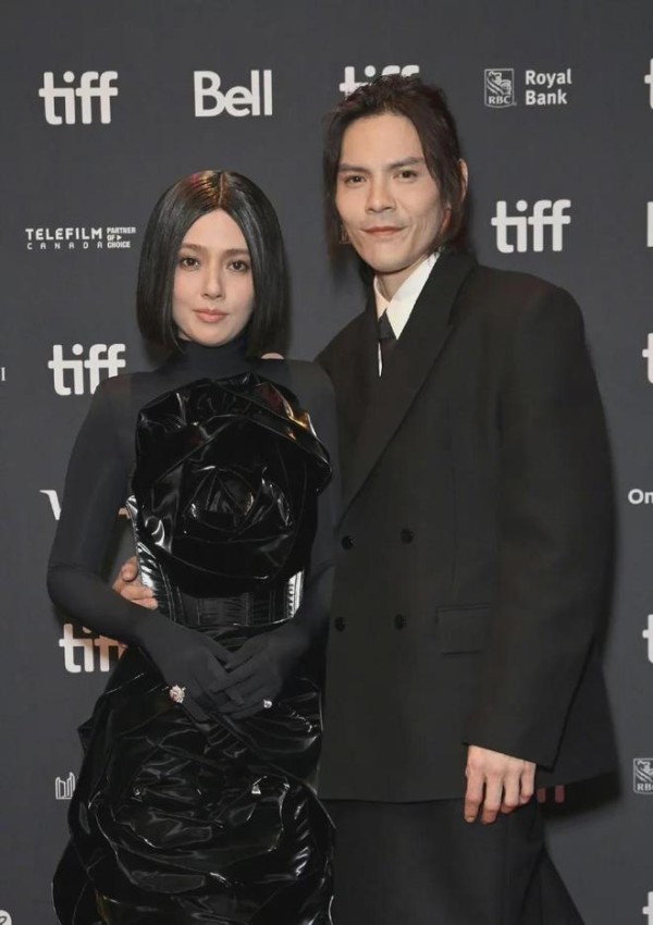 郭碧婷跟老公一起出席电影节，两人全黑色系走红毯，造型很难评