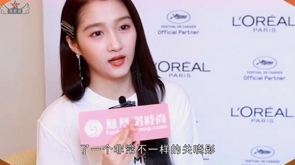关晓彤为啥不喜欢戴眼镜？当看到她戴眼镜样子，才知什么叫高颜值