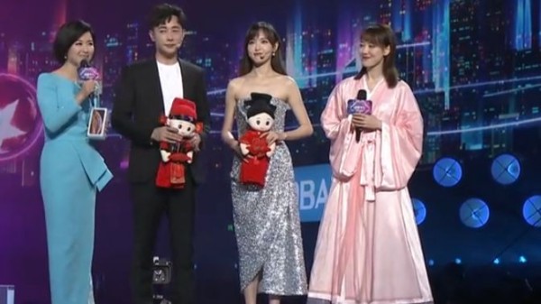 东方卫视跨年盛典：好甜哟！上海女婿罗晋把唐嫣宠成少女